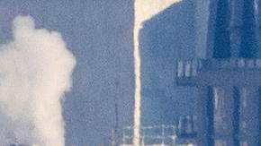 Los equipos de rescate buscan entre los restos de un avión comercial que chocó con un helicóptero militar, en Washington, DC, EE.UU., el 30 de enero de 2025.