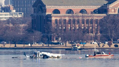 Los equipos de rescate buscan entre los restos de un avión comercial que chocó con un helicóptero militar, en Washington, DC, EE.UU., el 30 de enero de 2025.