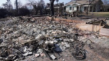 Donald Trump visita Pacific Palisades, pero ignora devastación en Altadena tras incendios