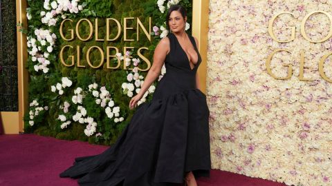 Ashley Graham lució radiante en los Golden Globes 2025.