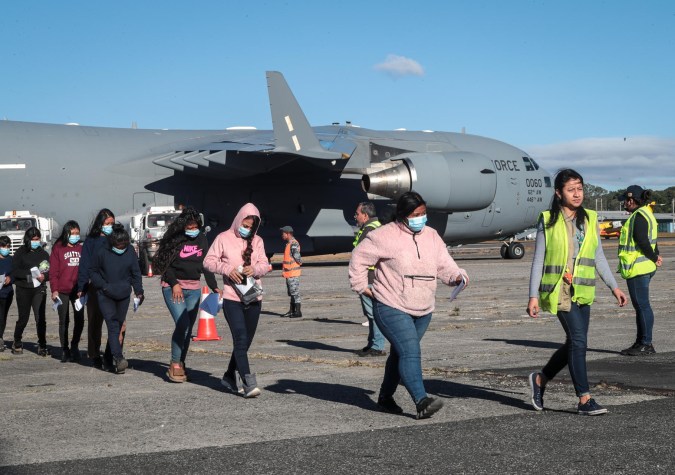 Donald Trump comienza la deportaciones y recurre a los aviones militares