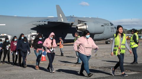 Donald Trump comienza la deportaciones y recurre a los aviones militares