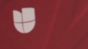 Carin León y Meylin Zúñiga en los Latin Grammy.