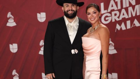 Carin León y Meylin Zúñiga en los Latin Grammy.