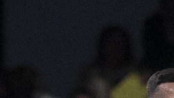 El delantero brasileño del Real Madrid Endrick intenta controlar el balón ante la presión del jugador de la Deportiva Minera.