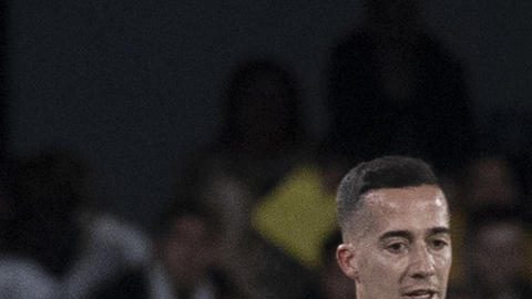El delantero brasileño del Real Madrid Endrick intenta controlar el balón ante la presión del jugador de la Deportiva Minera.