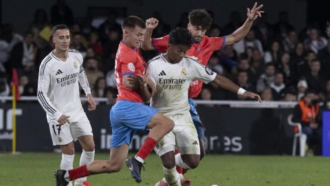 El delantero brasileño del Real Madrid Endrick intenta controlar el balón ante la presión del jugador de la Deportiva Minera.