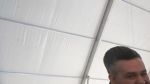 Trabajadores descargan colchones para la llegada de migrantes deportados este miércoles, en Ciudad Juárez, Chihuahua (México).