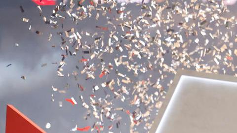 Jugadores del FC Barcelona levantan el trofeo de campeón de la Supercopa de España.