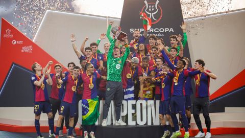 Jugadores del FC Barcelona levantan el trofeo de campeón de la Supercopa de España.