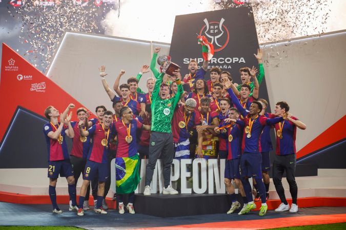 Jugadores del FC Barcelona levantan el trofeo de campeón de la Supercopa de España.
