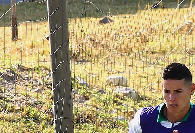 James Rodríguez junto a Andres Guardado en el entrenamiento del equipo.
