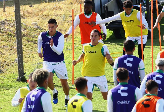 James Rodríguez junto a Andres Guardado en el entrenamiento del equipo.