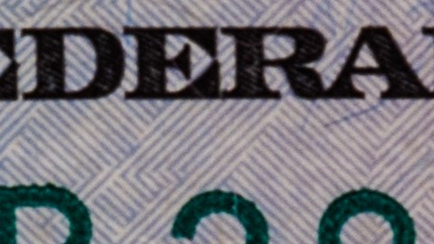 La jubilación ante el Seguro Social puedes solicitarla a partir de los 62 años, pero si no es tu jubilación plena o completa, los pagos mensuales son menores.