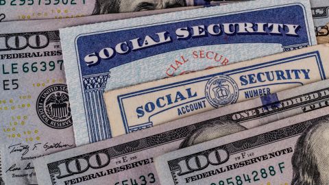 La jubilación ante el Seguro Social puedes solicitarla a partir de los 62 años, pero si no es tu jubilación plena o completa, los pagos mensuales son menores.