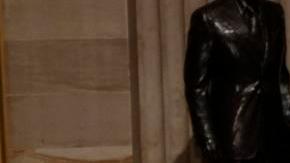 Distintos representantes políticos, entre ellos la vicepresidenta Kamala Harris, frente al ataúd del expresidente Jimmy Carter.