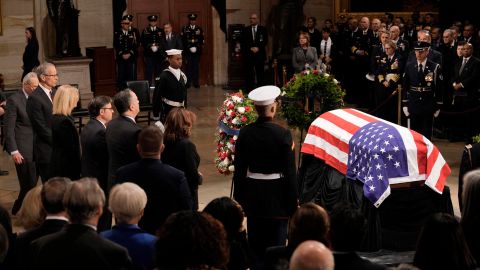 Distintos representantes políticos, entre ellos la vicepresidenta Kamala Harris, frente al ataúd del expresidente Jimmy Carter.