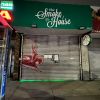 Το κατάστημα στο Forest Hills, Queens που πούλησαν παράνομα προϊόντα μαριχουάνας. /Γραφείο Εισαγγελέα Queens