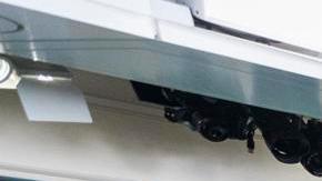 La secretaria de prensa del presidente estadounidense Donald Trump, Karoline Leavitt (izq.), ofrece su primera conferencia de prensa en la sala de prensa de la Casa Blanca, en Washington, DC, EE.UU., el 28 de enero de 2025.