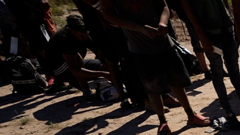 Peticiones de asilo en México cayeron casi a la mitad en 2024