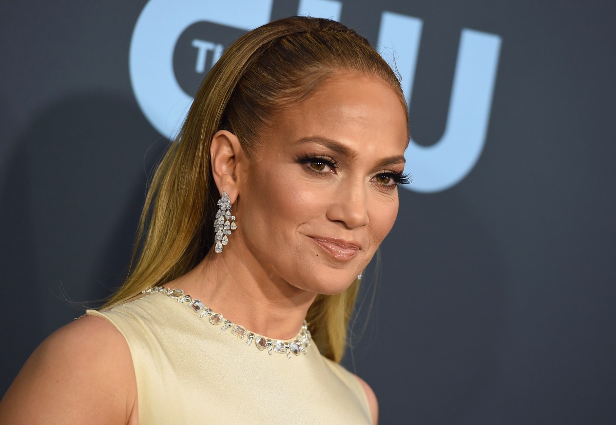 Jennifer Lopez presume figura en "bodysuit" negro: "Mejor que nunca"
