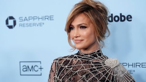 El vestido de JLo incluye detalles de pedrería que forman una telaraña.