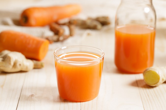 Las zanahorias y la cúrcuma tienen enzimas digestivas que mejora la salud intestinal.