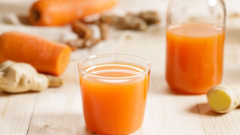 Las zanahorias y la cúrcuma tienen enzimas digestivas que mejora la salud intestinal.