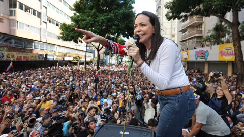 La líder antichavista María Corina Machado pronuncia un discurso el 9 de enero, en una manifestación en Caracas (Venezuela).