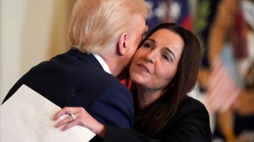 El presidente Donald Trump abraza a Allyson Phillips, madre de Laken Riley, antes de firmar la Ley Laken Riley en la Sala Este de la Casa Blanca, el miércoles 29 de enero de 2025, en Washington.