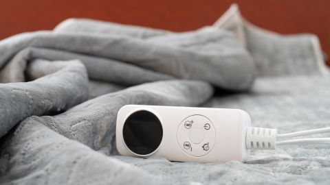 Junto a la manta eléctrica, para cama king size, consigues un medidor de temperatura digital, además de las instrucciones para un correcto lavado.