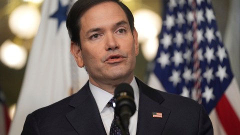 Marco Rubio acusa a Gustavo Petro de rechazar deportados con vuelos ya en curso