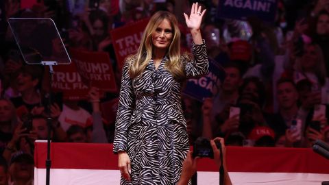 Fotografía de archivo del 27 de noviembre de 2024 de Melania Trump, esposa del presidente electo estadounidense Donald Trump, saludando en el Madison Square Garden de Nueva York (Estados Unidos).