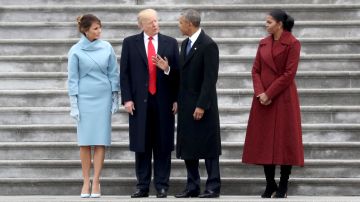 En 2017, Michelle Obama y el expresidente Barack Obama recibieron al entonces presidente Donald Trump y a la primera dama Melania Trump.