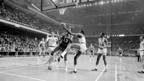 Imagen referencial de partido de la NBA en la década de 1960.