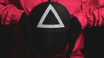 Además de los muñecos, el "Juego del Calamar" ofrece otros detalles muy particulares, como el uniforme rojo de los soldados.