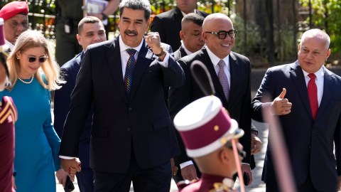 EE.UU. ofrece hasta $25 millones por la captura de Maduro y su ministro de Interior