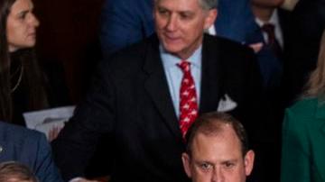 Los legisladores republicanos aplauden en la Cámara de Representantes del Capitolio de Estados Unidos tras la certificación de la victoria electoral del presidente electo Trump en Washington, DC, EE.UU., el 06 de enero de 2025.