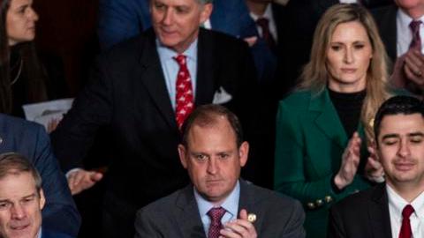 Los legisladores republicanos aplauden en la Cámara de Representantes del Capitolio de Estados Unidos tras la certificación de la victoria electoral del presidente electo Trump en Washington, DC, EE.UU., el 06 de enero de 2025.