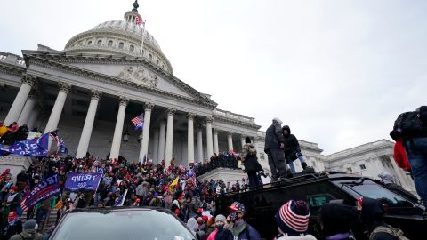 Los partidarios de Trump se encuentran en la parte superior de un vehículo policial, el miércoles 6 de enero de 2021, en el Capitolio en Washington.