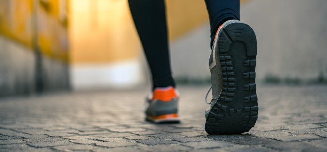 Las zapatillas que eliges para caminar también son importantes para la efectividad del ejercicio.
