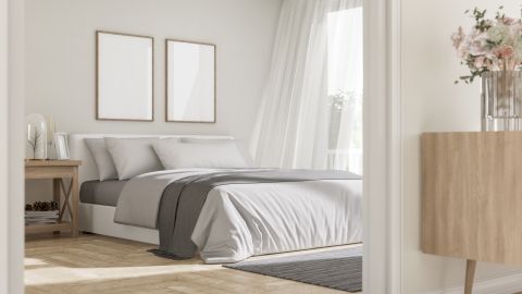 La combinación de la iluminación, los colores, e incluso la calidad de las sábanas determina cuán parecido puede ser tu habitación a la de un hotel.