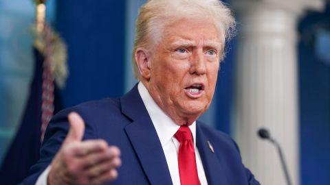 El presidente de Estados Unidos, Donald Trump, ofrece una conferencia de prensa convocada en respuesta a la colisión fatal de un avión de pasajeros y un helicóptero militar estadounidense anoche, en la Casa Blanca, en Washington, DC, EE.UU., 30 de enero de 2025.