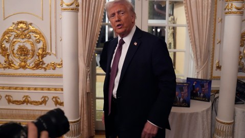 El presidente electo Donald Trump habla durante una reunión con gobernadores republicanos en Mar-a-Lago, el jueves 9 de enero de 2025, en Palm Beach, Florida.