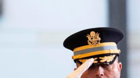 El presidente de Estados Unidos, Donald Trump, pasa revista a las tropas en el Salón de la Emancipación del Capitolio de Estados Unidos durante su ceremonia de investidura en Washington, DC, EE.UU., el 20 de enero de 2025.