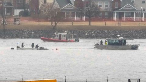 Más de 40 cadáveres han sido recuperados del río Potomac, al tiempo que continúa el enorme esfuerzo de recuperación.