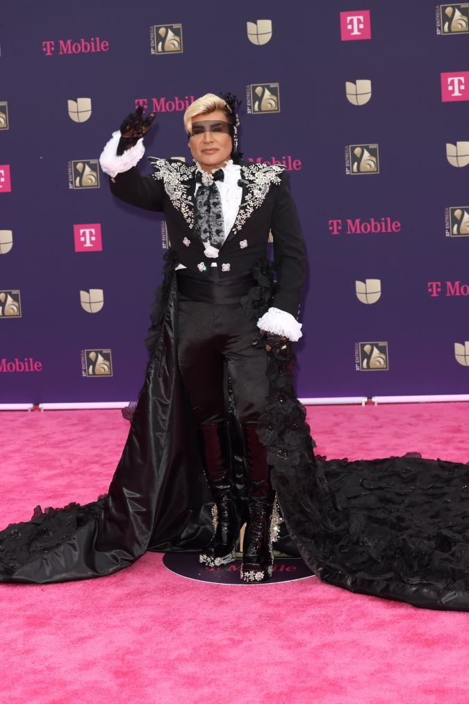 Eduardo Antonio en la alfombra magenta de Premio Lo Nuestro.