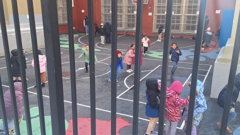 Las proyecciones son que si el gobierno no logra desmantelar esa agencia federal, igual vendrán recortes a programas específicos que benefician a los distritos escolares más pobres.