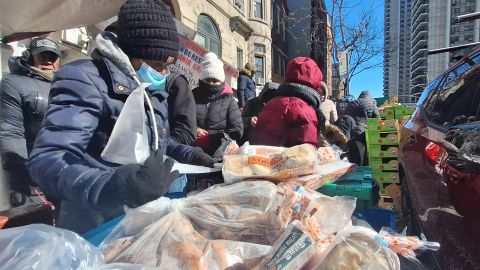 Las filas alrededor de las despensas de alimentos son cada vez más largas.