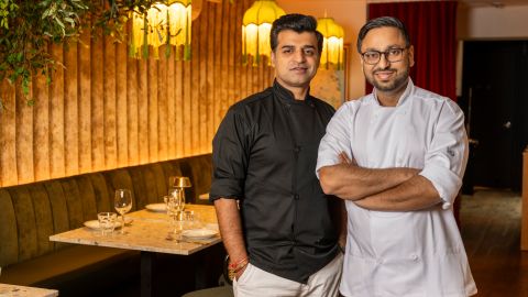 El Chef Gaurav Anand (izq) representa las bulliciosas calles de Nueva Delhi con sus recetas modernas y el Chef Vipul Gupta es más arraigado a la comida tradicional.